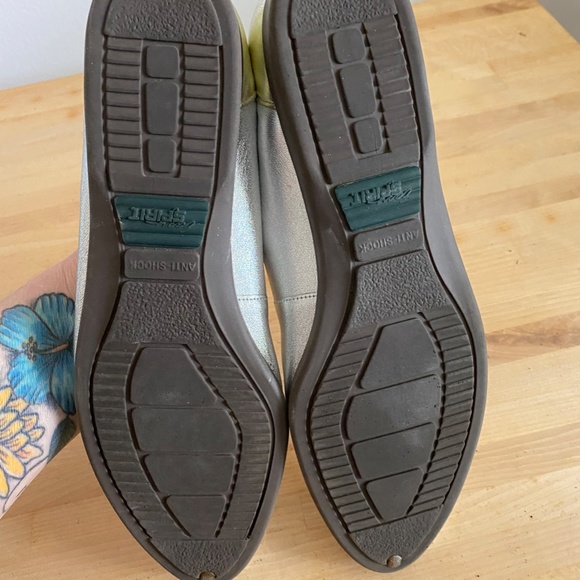 Easy Spirit Loafers ~ Silver & Gold Metallic ~ 7.5B - Picture 5 of 6